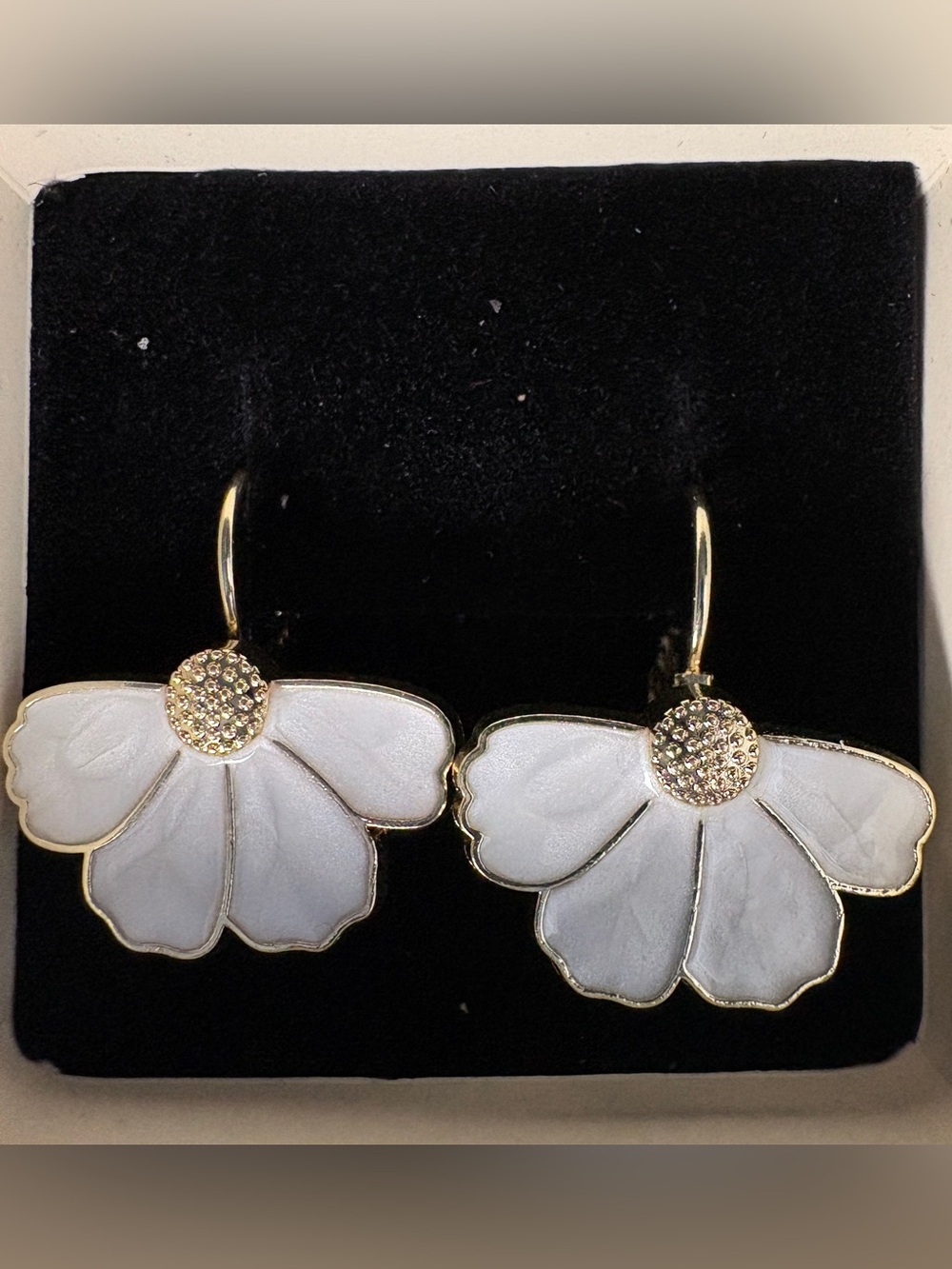 Fashion Vintage Gold White Flower Drop Earrings - Picture 2 of 4